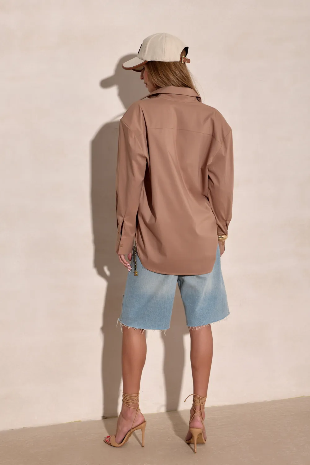 Calista – elegante Damenbluse in Camel mit langen Ärmeln und klassischem Kragen | Roco Fashion