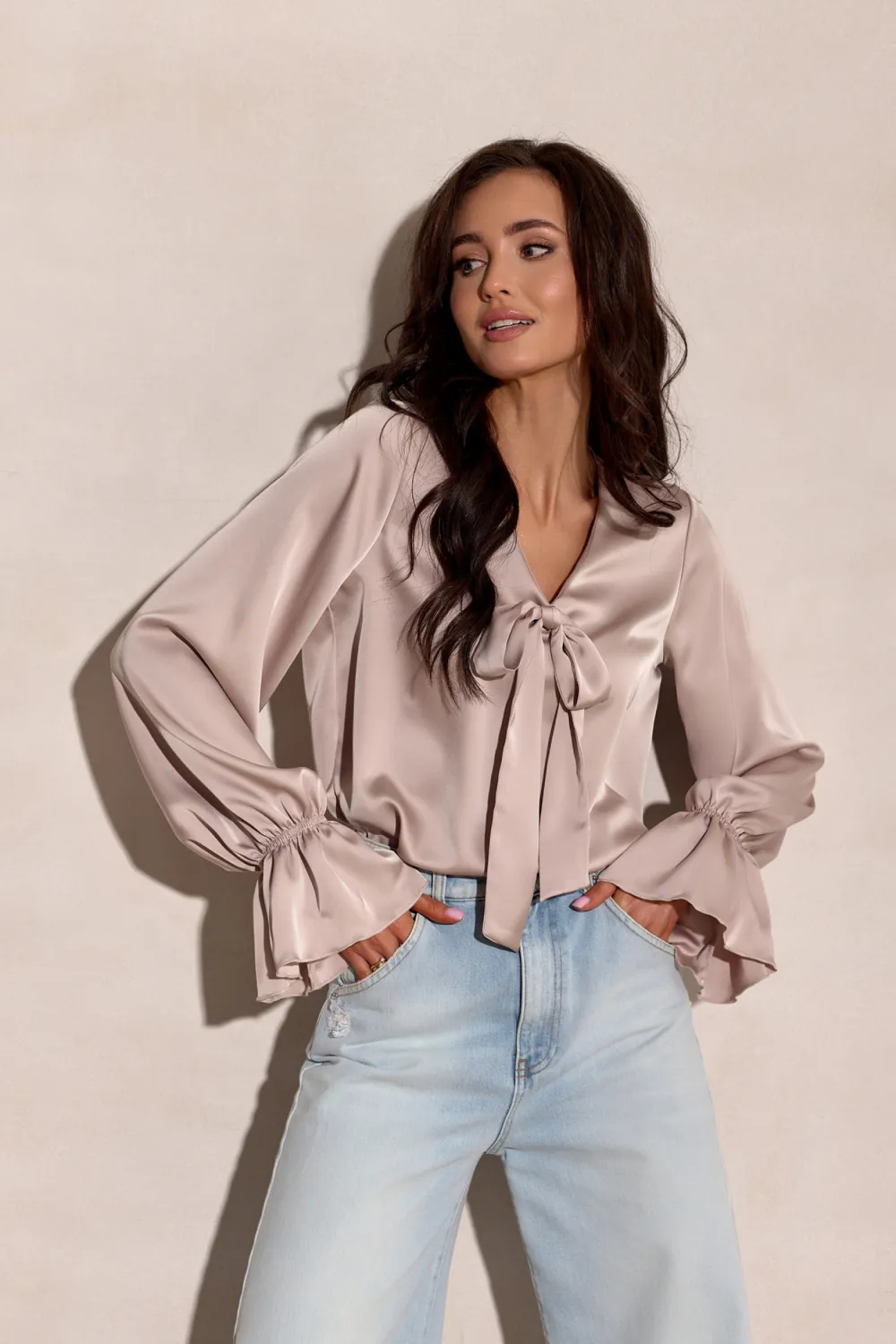 Soraya – elegancka bluzka z wiązaniem przy dekolcie, jasny beż | Roco Fashion