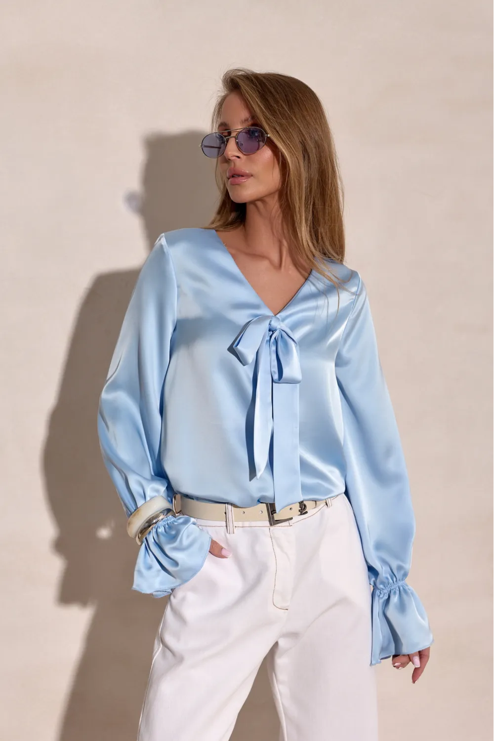 Soraya – elegancka bluzka z wiązaniem przy dekolcie i długim rękawem w kolorze błękitnym | Roco Fashion