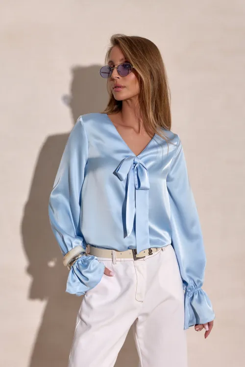 Soraya – elegancka bluzka z wiązaniem przy dekolcie i długim rękawem w kolorze błękitnym | Roco Fashion