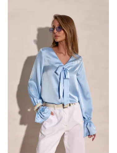 Soraya – elegante Damenbluse mit Bindeschleife und langen Ärmeln in Hellblau | Roco Fashion