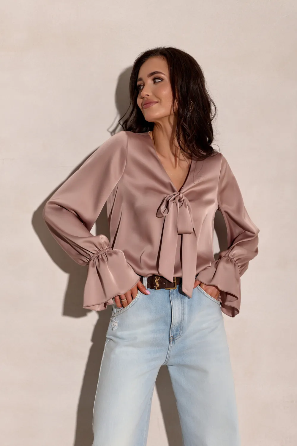 Soraya – elegancka bluzka z wiązaniem i długim rękawem mokka | Roco Fashion