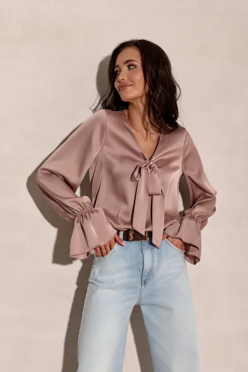 Soraya – elegante Damenbluse mit Bindeschleife und langen Ärmeln in Mocca | Roco Fashion