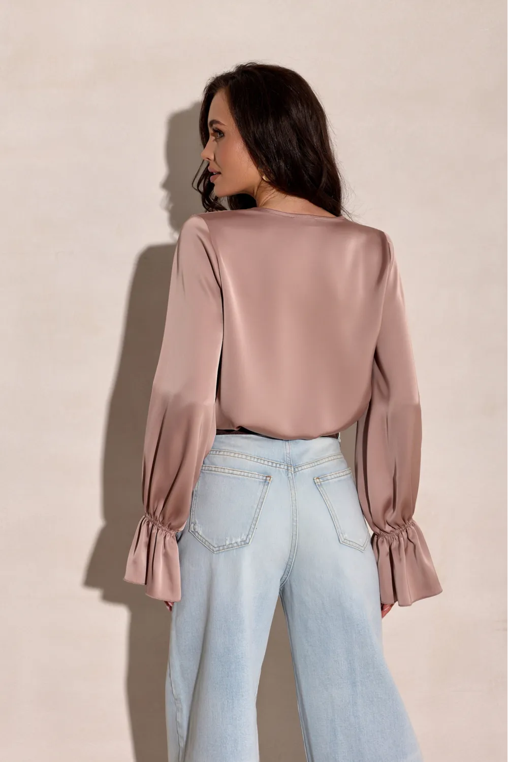 Soraya – elegancka bluzka z wiązaniem i długim rękawem mokka | Roco Fashion