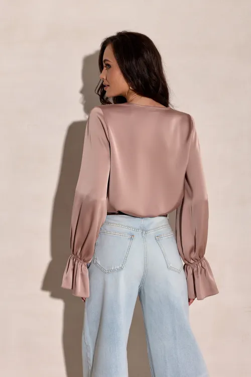 Soraya - elegancka bluzka z wiązaniem przy dekolcie i długim rękawem w kolorze mokki