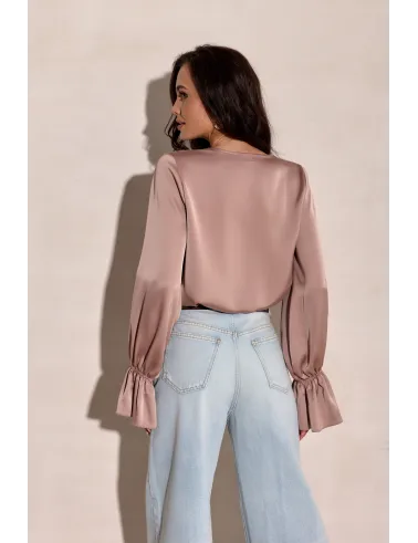 Soraya – elegante Damenbluse mit Bindeschleife und langen Ärmeln in Mocca | Roco Fashion