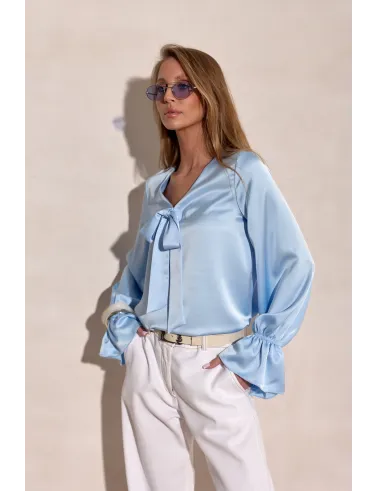 Soraya – elegante Damenbluse mit Bindeschleife und langen Ärmeln in Hellblau | Roco Fashion