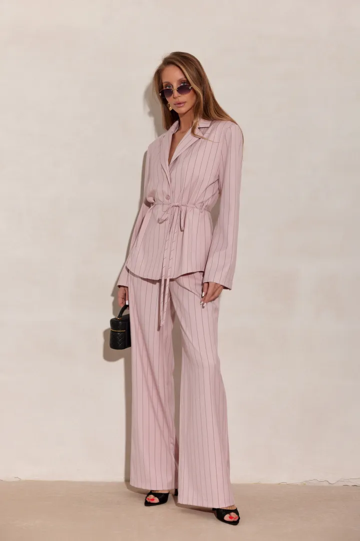 Aveline – elegancka różowa bluzka marynarkowa z wiązaniem | Roco Fashion