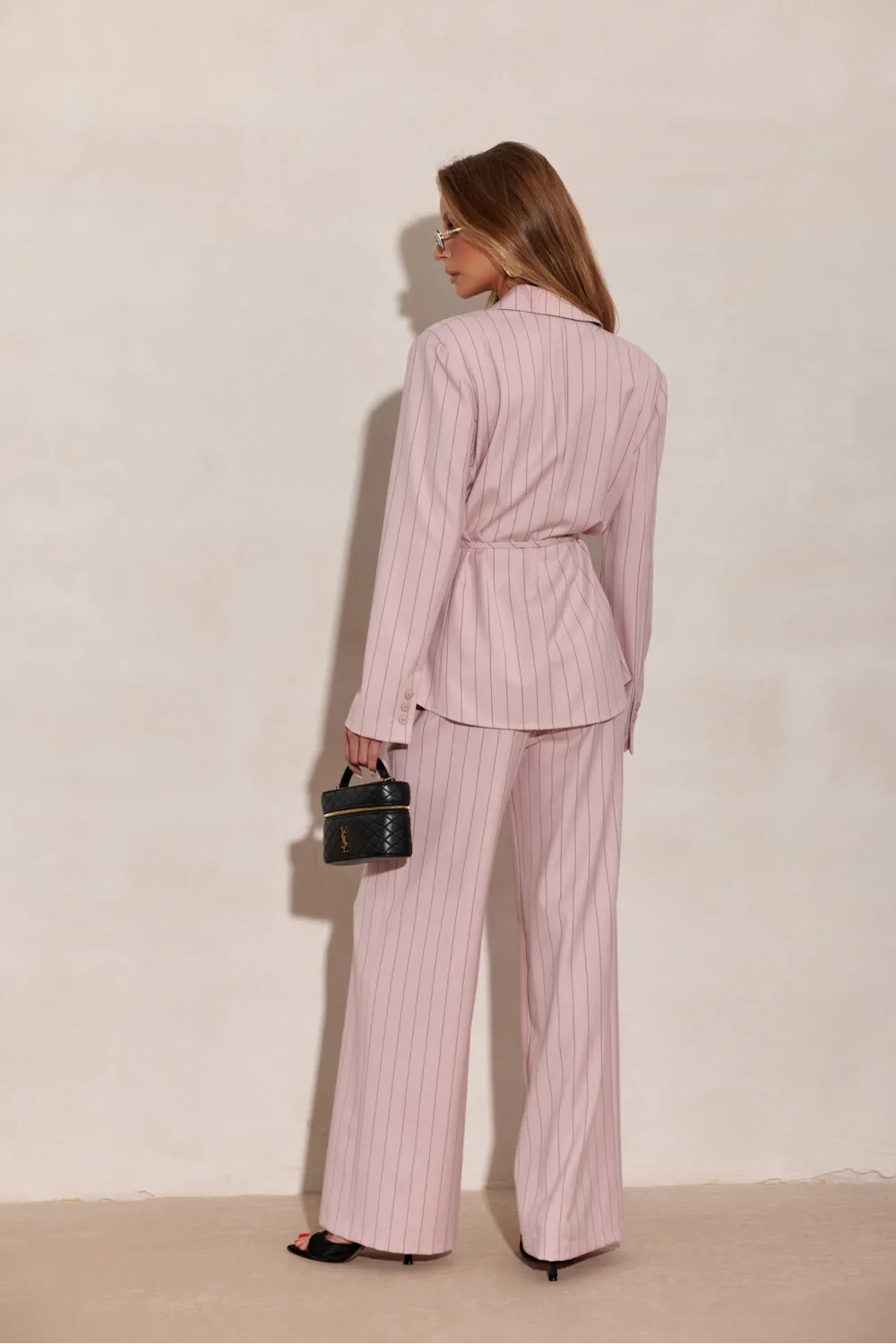 Aveline – elegancka różowa bluzka marynarkowa z wiązaniem | Roco Fashion