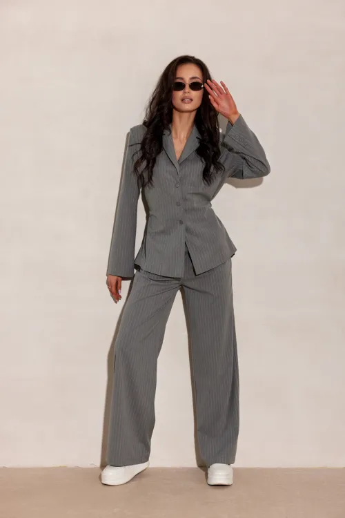 Aveline - Elegante Bluse im Blazerstil mit Taillenband und feinem Streifenmuster in hell Grau