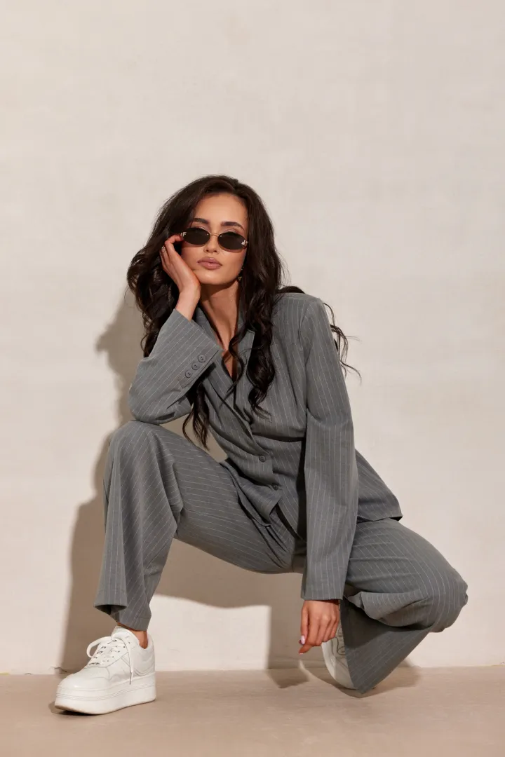 Aveline - Elegante Bluse im Blazerstil mit Taillenband und feinem Streifenmuster in hell Grau