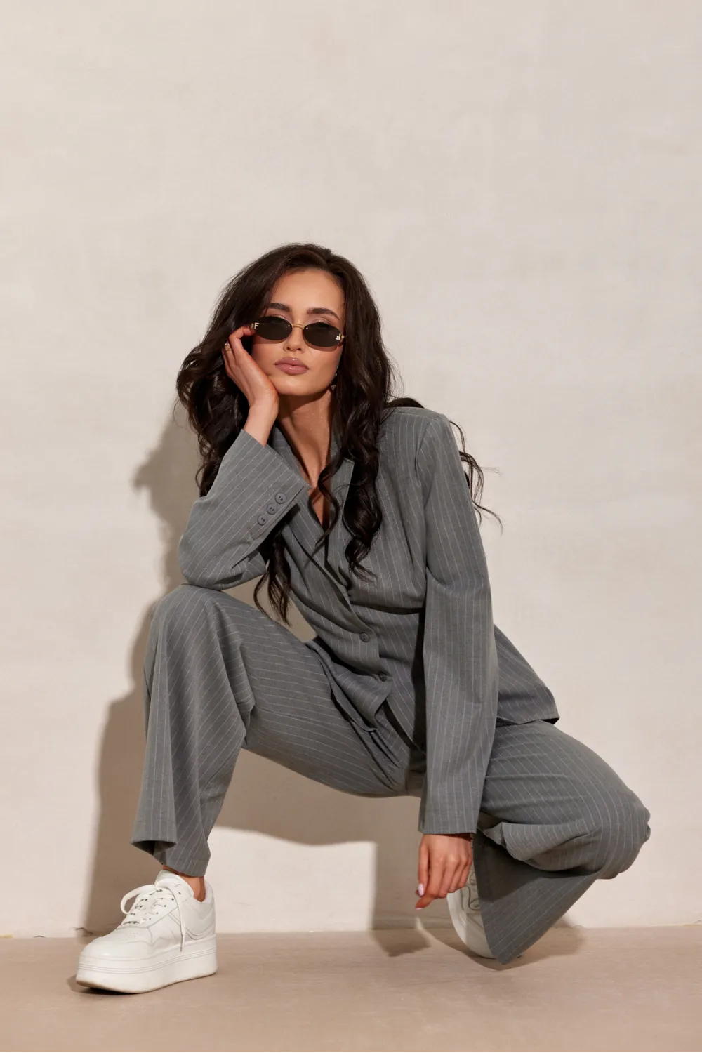 Aveline – elegancka bluzka marynarkowa z wiązaniem, jasnoszara w prążki | Roco Fashion