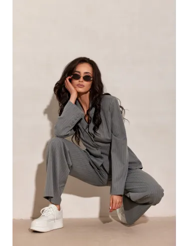 Aveline – elegancka bluzka marynarkowa z wiązaniem, jasnoszara w prążki | Roco Fashion