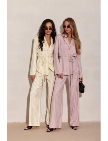 Aveline – elegancka różowa bluzka marynarkowa z wiązaniem | Roco Fashion