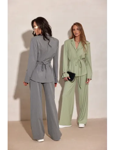 Aveline – elegancka bluzka marynarkowa pistacjowa z wiązaniem i prążkami | Roco Fashion