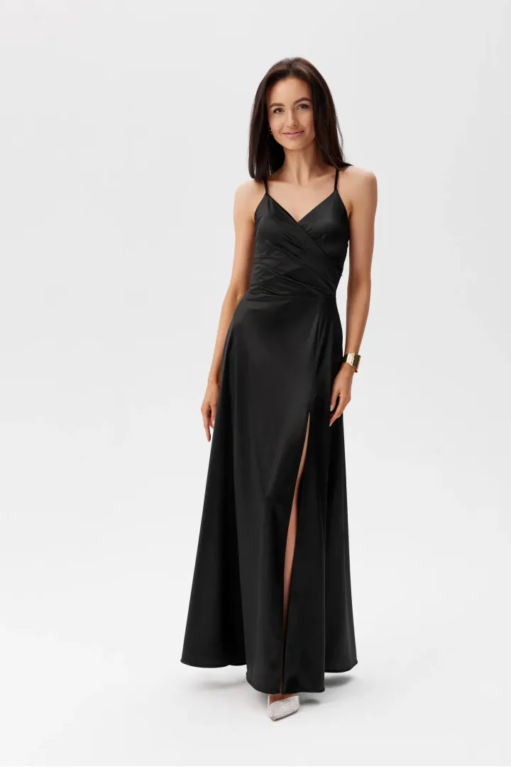 Serena - elegante Maxikleid aus Satin mit Spaghettiträgern, Beinschlitz und Schnürung am Rücken in Schwarz