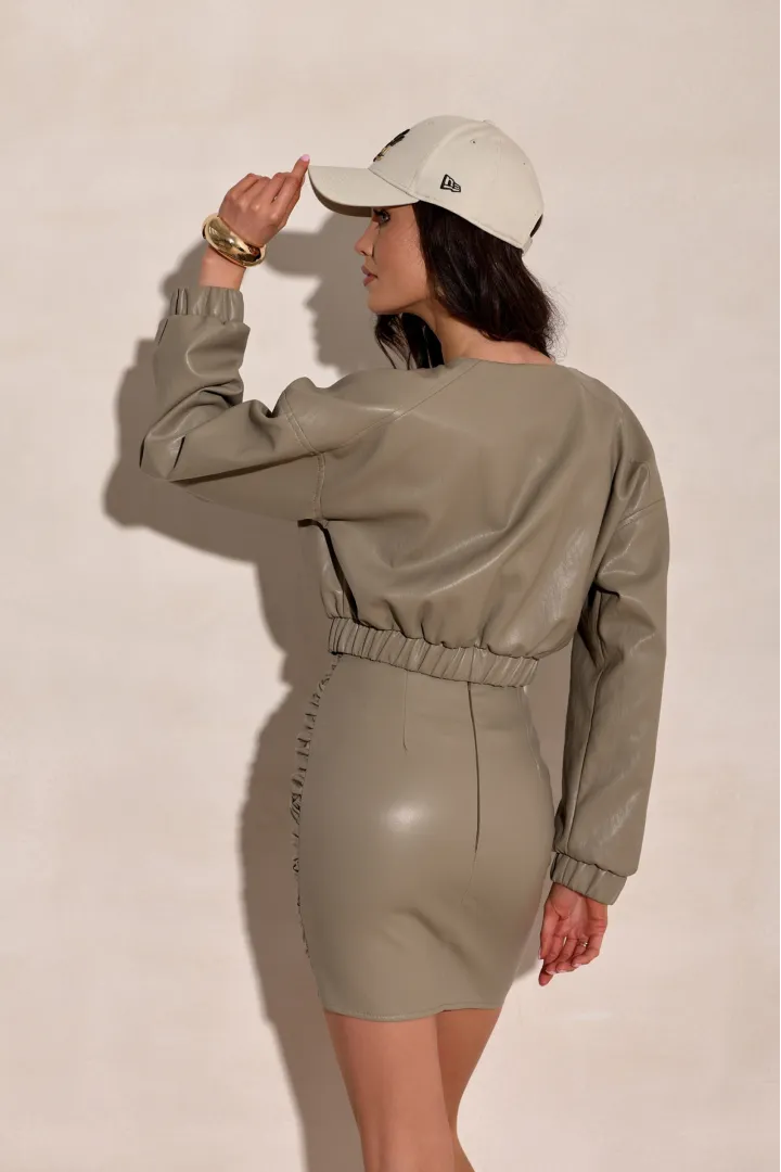 Tahlia - kurtka z eko skóry z minimalistycznym fasonem w kolorze jasnego khaki