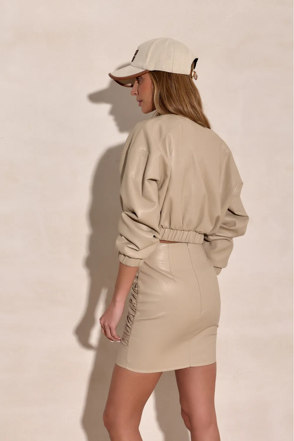 Samira – dopasowana spódnica mini z marszczeniem z beżowej ekoskóry | Roco Fashion