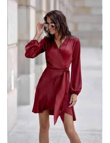 Catlin – bordeauxfarbenes satiniertes Minikleid mit Bindegürtel | Roco Fashion