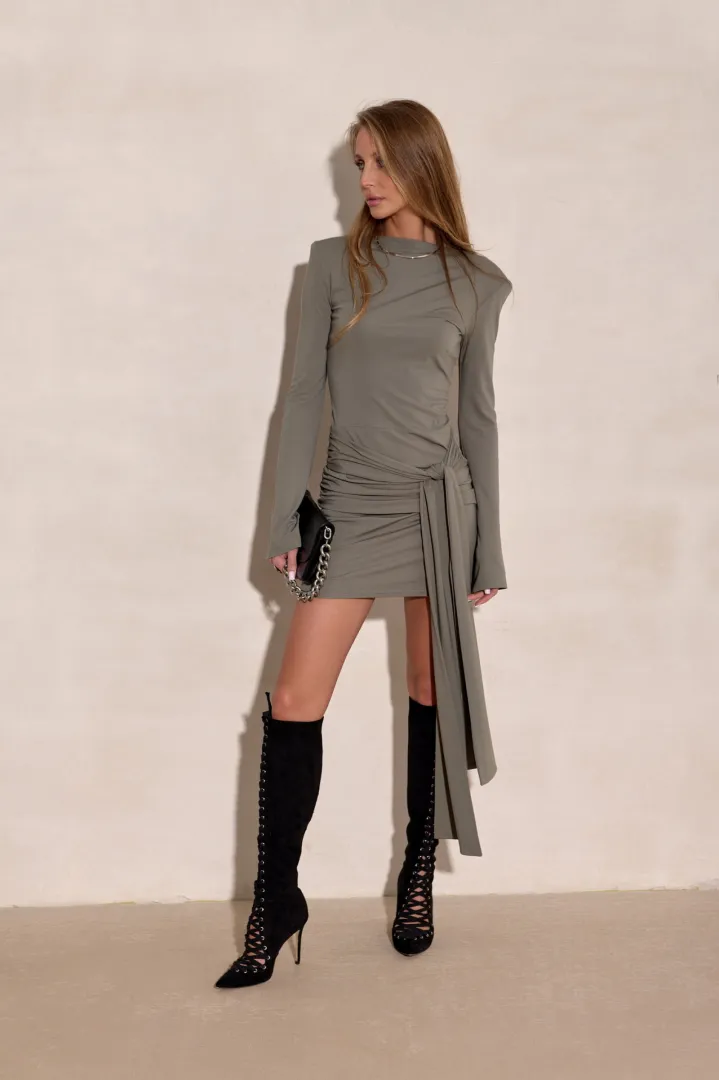 Nevira  - sukienka mini z drapowaniem i wiązaniem w kolorze khaki