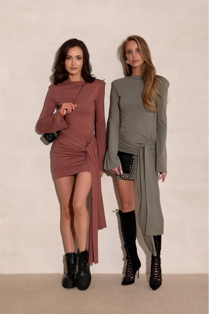Nevira  - sukienka mini z drapowaniem i wiązaniem w kolorze khaki