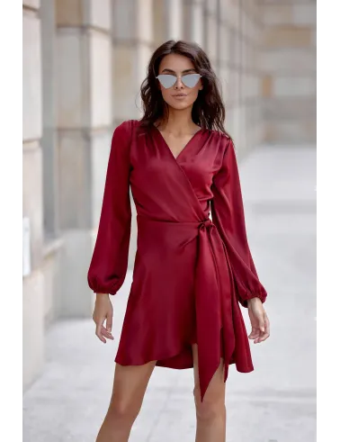 Catlin – bordeauxfarbenes satiniertes Minikleid mit Bindegürtel | Roco Fashion