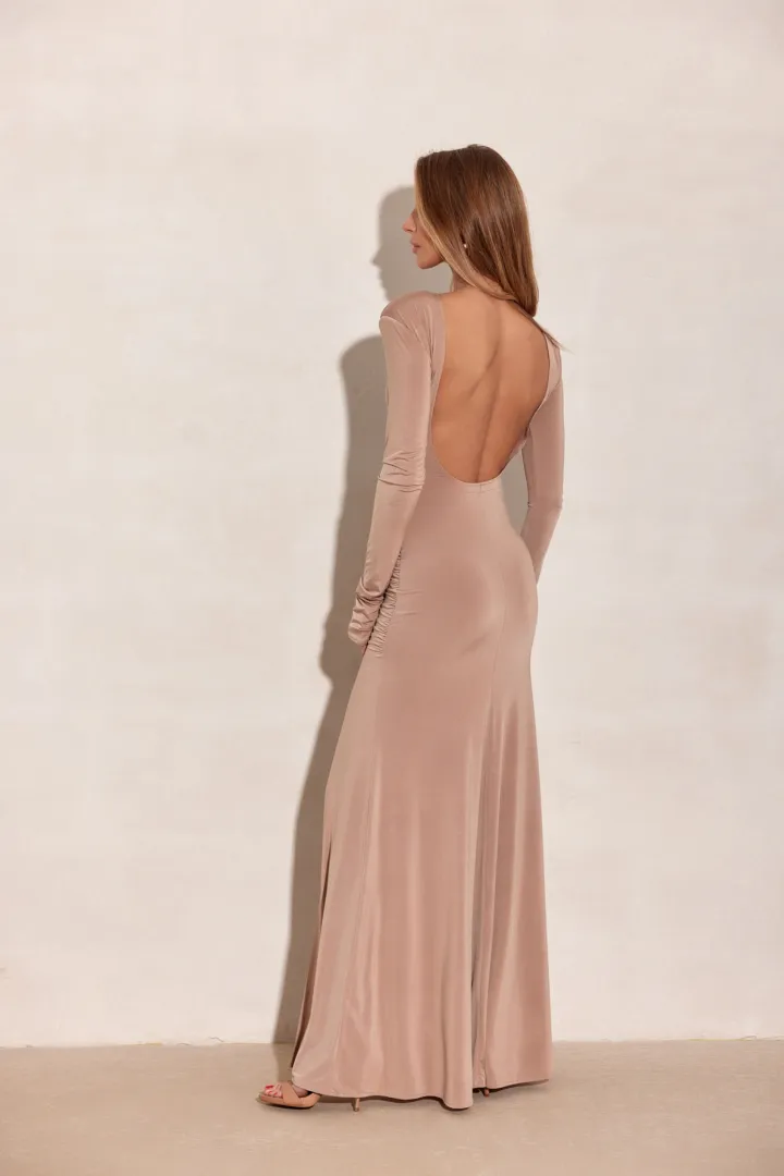 Veloria – Maxikleid mit Rückenausschnitt in Cappuccino