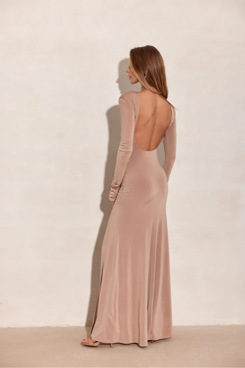 Veloria – sukienka maxi z wycięciem na plecach cappuccino | Roco Fashion