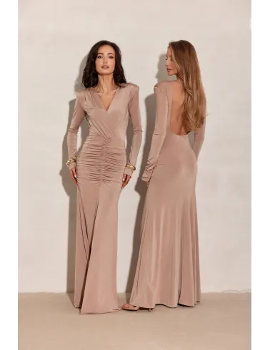 Ariella – długa sukienka cappuccino z marszczeniem i rozcięciem | Roco Fashion