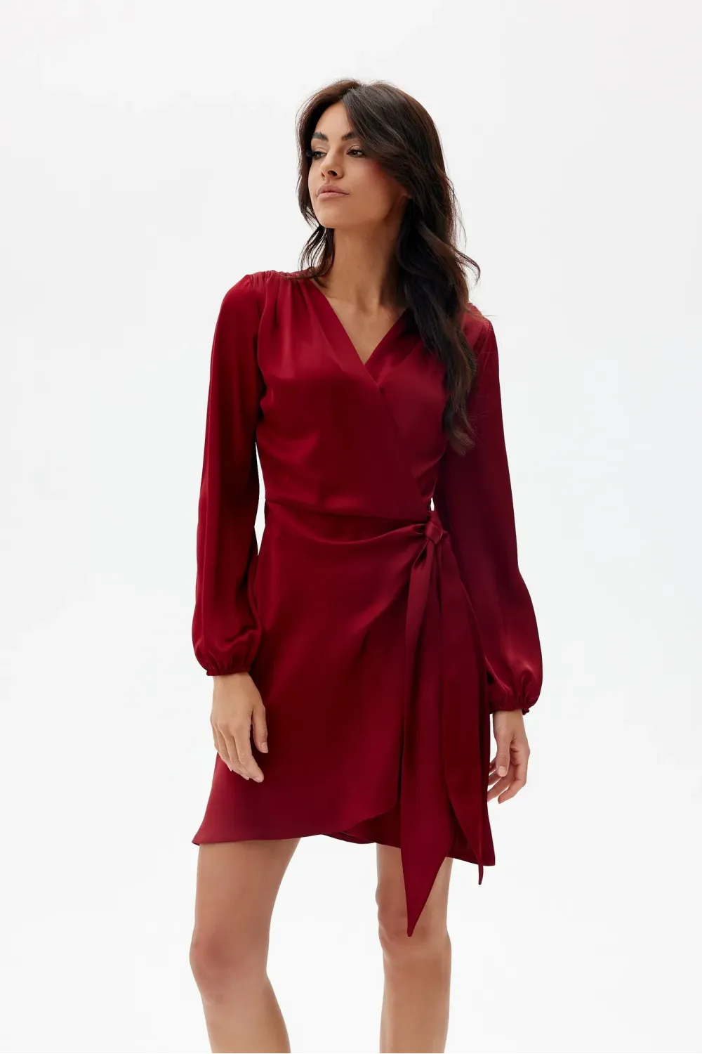 Catlin – bordeauxfarbenes satiniertes Minikleid mit Bindegürtel | Roco Fashion