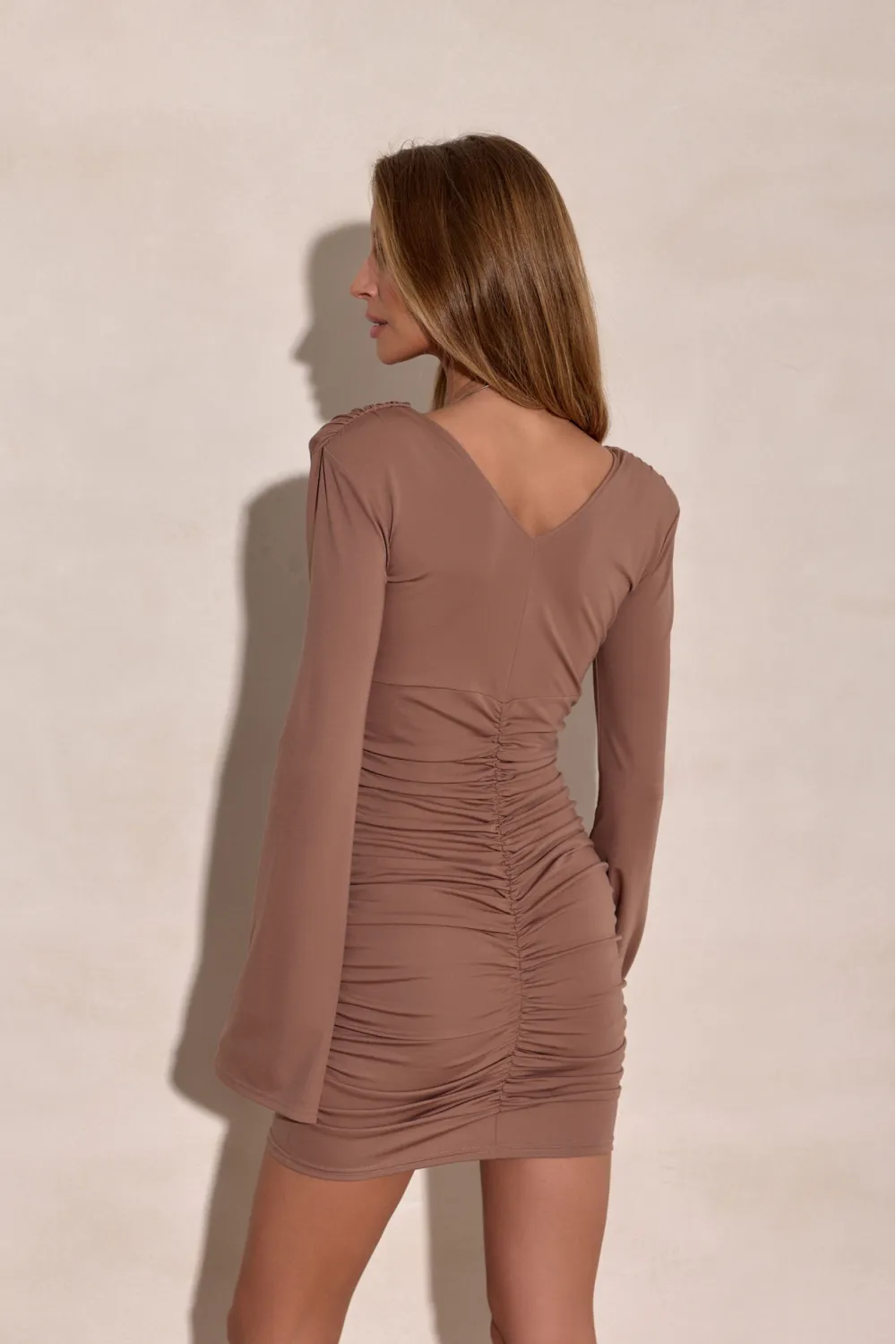 Amoura – figurbetontes Mini Kleid mit eleganter Raffung in Cappuccino | Roco Fashion