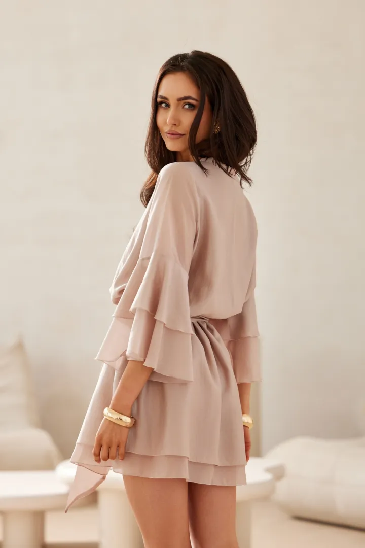 Beatrice - elegante Mini-Kleid mit Volants und Taillenbindung in Beige