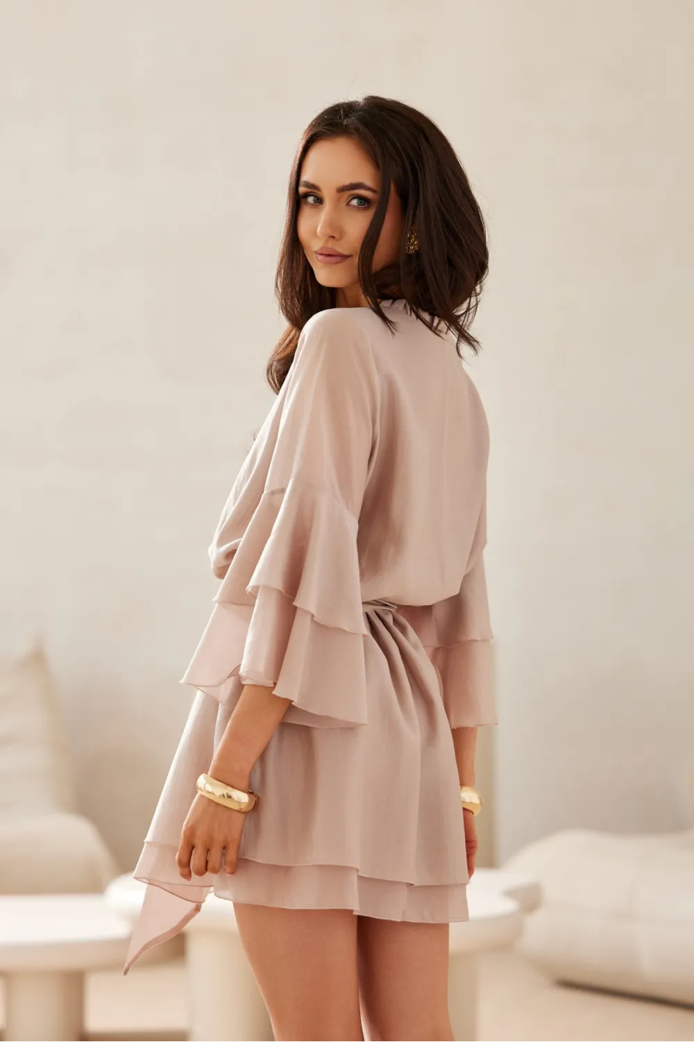 Beatrice - Elegantes Mini-Kleid mit Volants und Taillenbindung in Beige | Roco Fashion