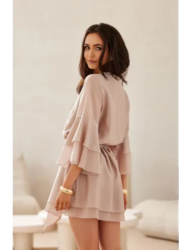 Beatrice – beżowa zwiewna sukienka mini z falbanami i wiązaniem w talii | Roco Fashion