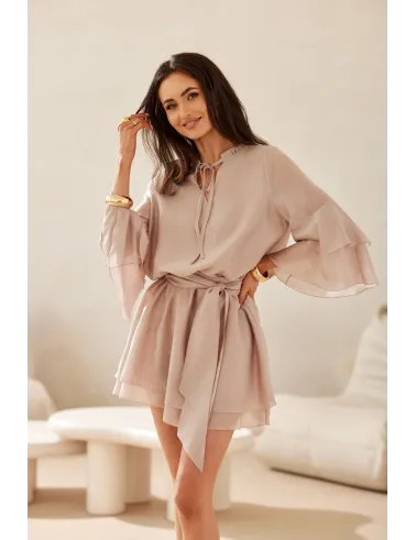 Beatrice – beżowa zwiewna sukienka mini z falbanami i wiązaniem w talii | Roco Fashion