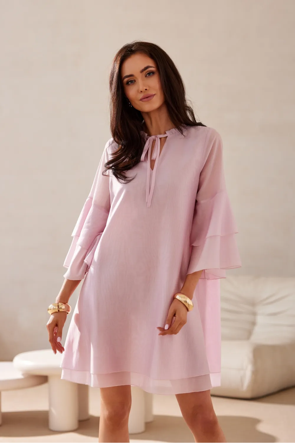 Beatrice – zwiewna sukienka mini z falbanami i wiązaniem w talii różowa | Roco Fashion