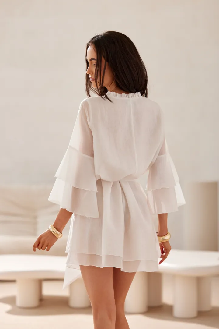 Beatrice - elegante Mini-Kleid mit Volants und Taillenbindung in Ecru