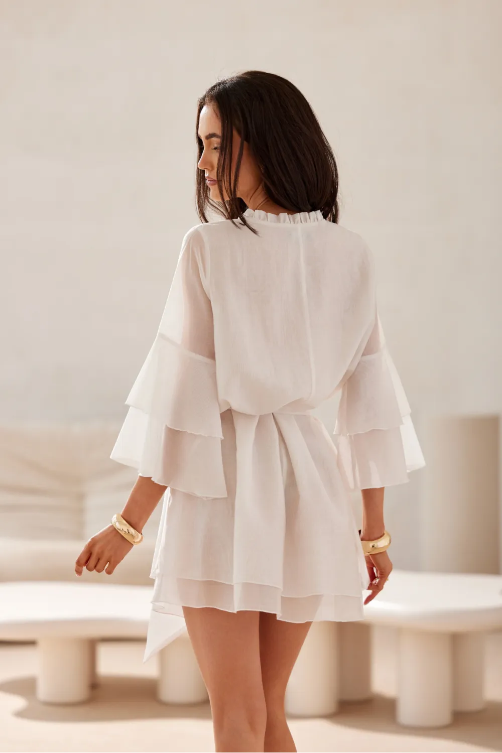 Beatrice – Elegantes Mini-Kleid mit Volants und Taillenbindung in Ecru | Roco Fashion