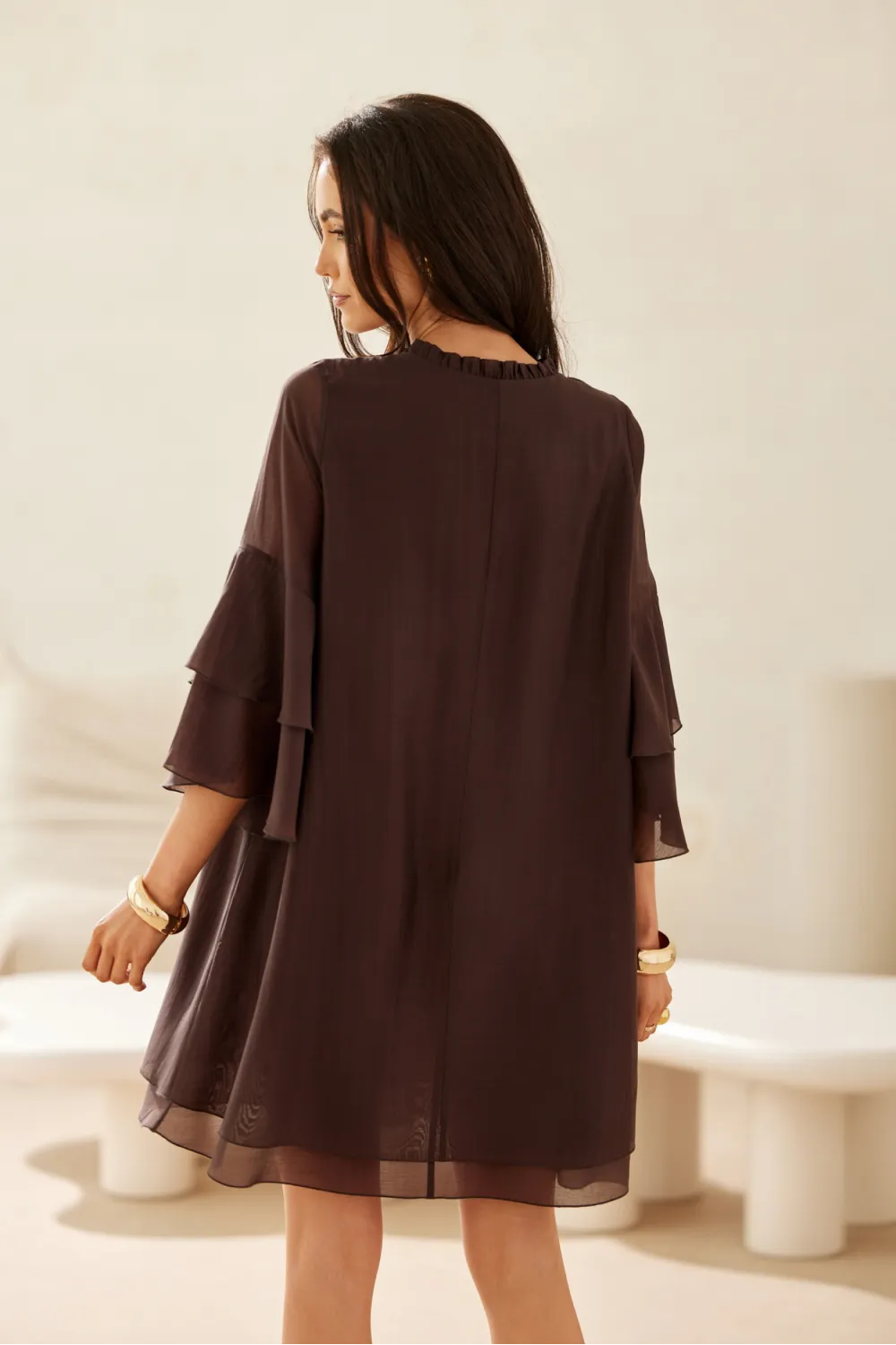 Beatrice – Elegantes Mini-Kleid mit Volants und Taillenbindung in Braun | Roco Fashion