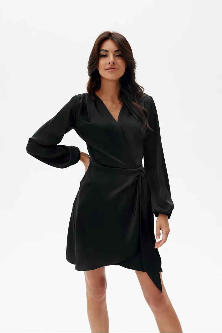 Catlin – schwarzes satiniertes Minikleid mit Bindegürtel