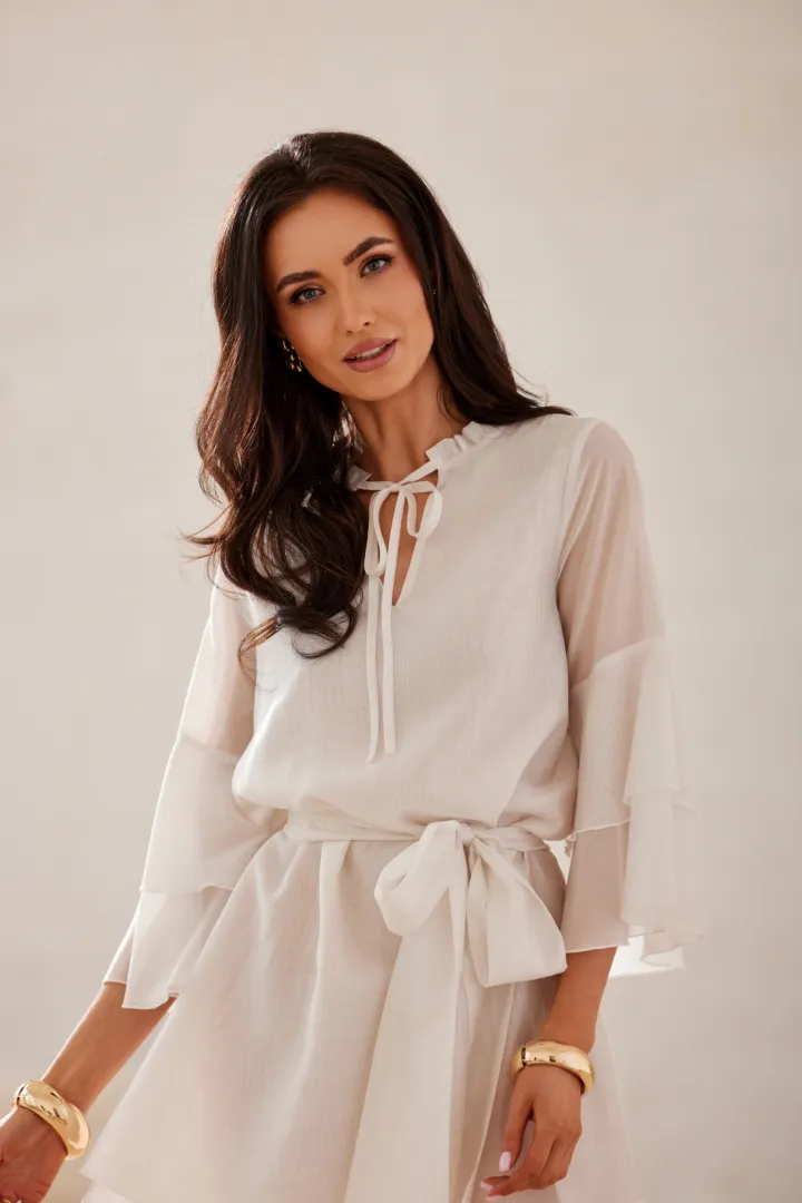 Beatrice - elegante Mini-Kleid mit Volants und Taillenbindung in Ecru