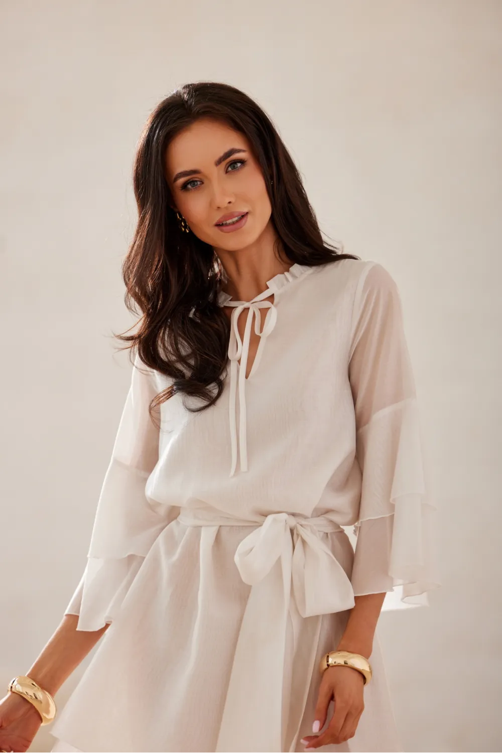 Beatrice – Elegantes Mini-Kleid mit Volants und Taillenbindung in Ecru | Roco Fashion