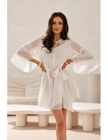 Beatrice – zwiewna sukienka mini z falbanami i wiązaniem w talii w kolorze ecru | Roco Fashion