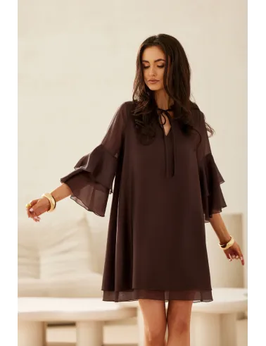 Beatrice – zwiewna sukienka mini z falbanami i wiązaniem w talii w kolorze brązowym | Roco Fashion