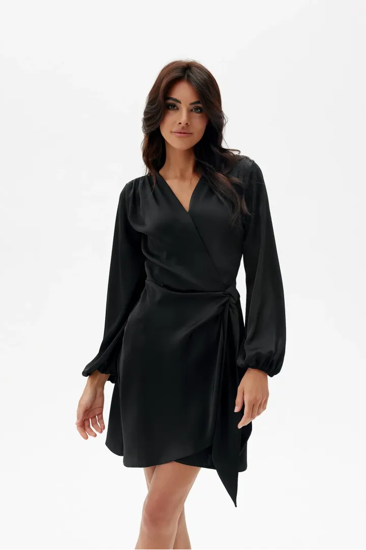 Catlin – schwarzes satiniertes Minikleid mit Bindegürtel