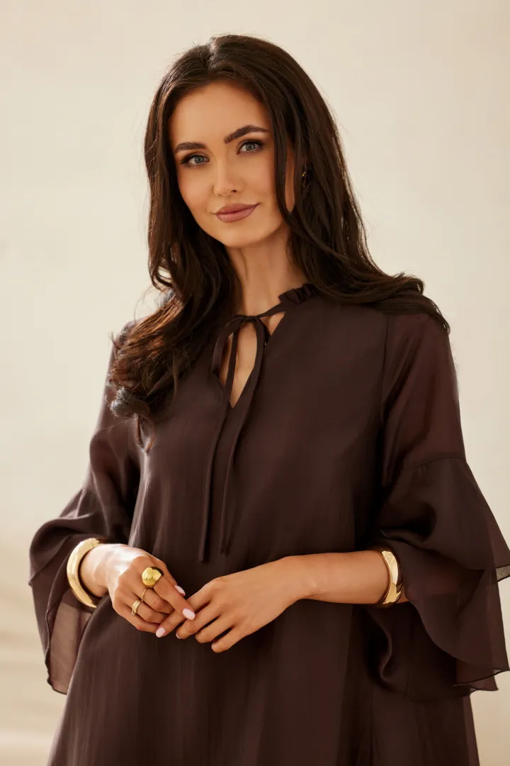 Beatrice - zwiewna sukienka mini z falbanami i wiązaniem w talii w kolorze brązowym