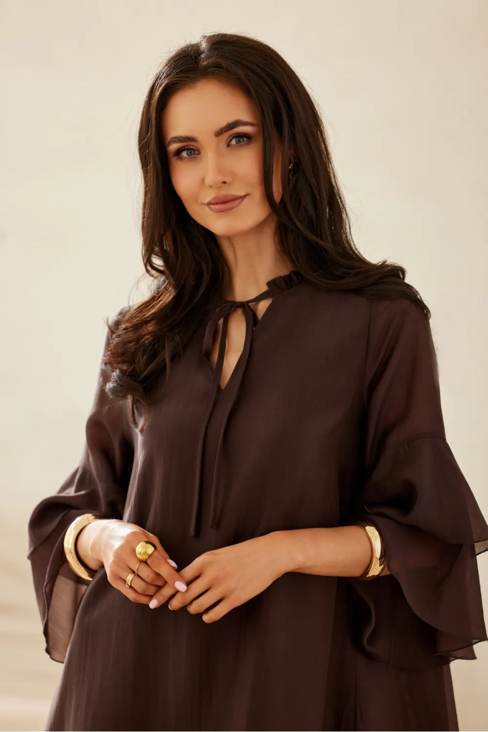 Beatrice – zwiewna sukienka mini z falbanami i wiązaniem w talii w kolorze brązowym | Roco Fashion