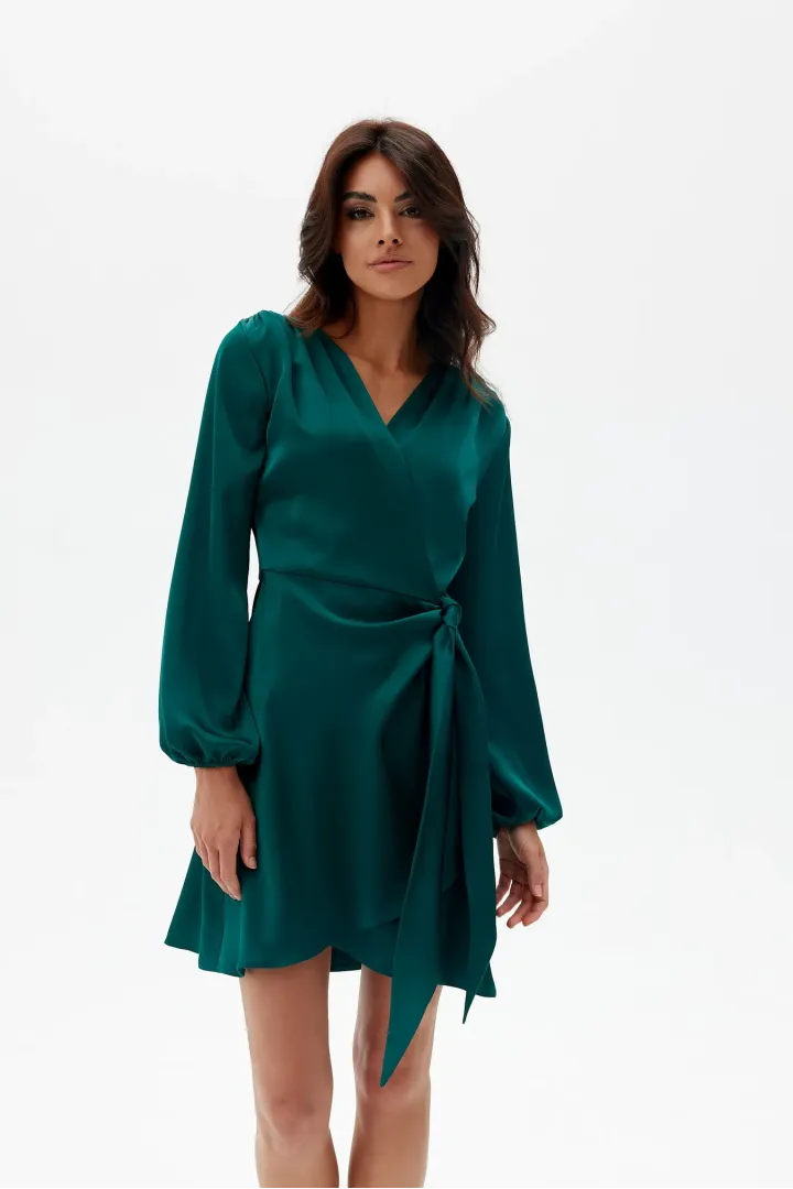 Catlin – grünes satiniertes Minikleid mit Bindegürtel