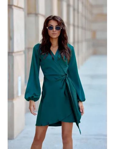 Catlin – grünes satiniertes Minikleid mit Bindegürtel | Roco Fashion