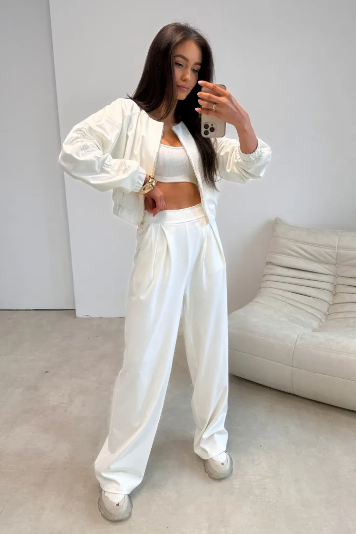 Arlena – stylowe spodnie z szerokimi nogawkami i taliowaniem ecru | Roco Fashion